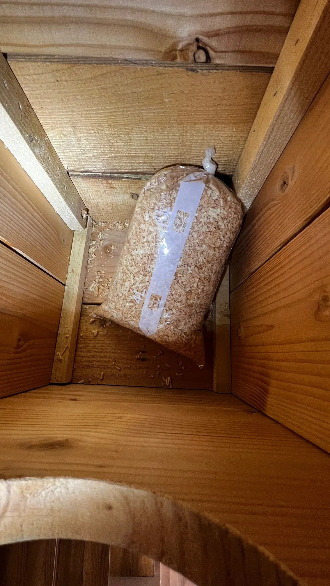 Natugle redekasse i douglasgran indeni