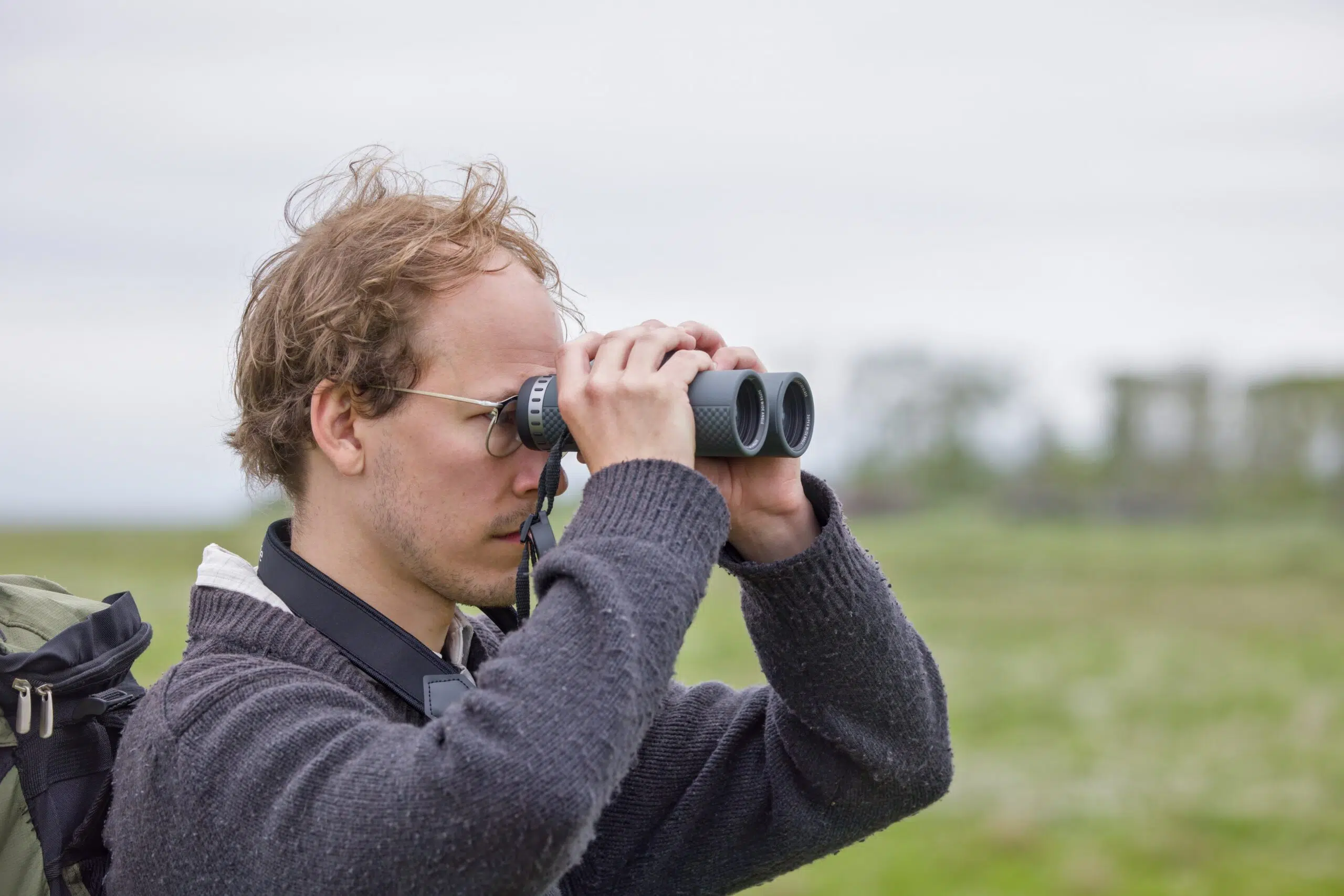 Mand bruger DOF BirdLife Lammergeier 10x42-kikkert