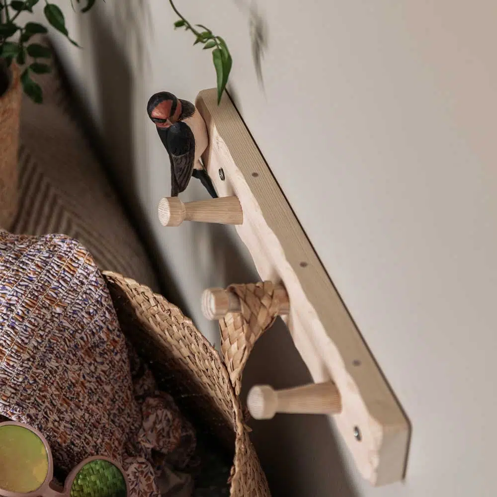 Wildlife Garden knagerække med håndskåret landsvale