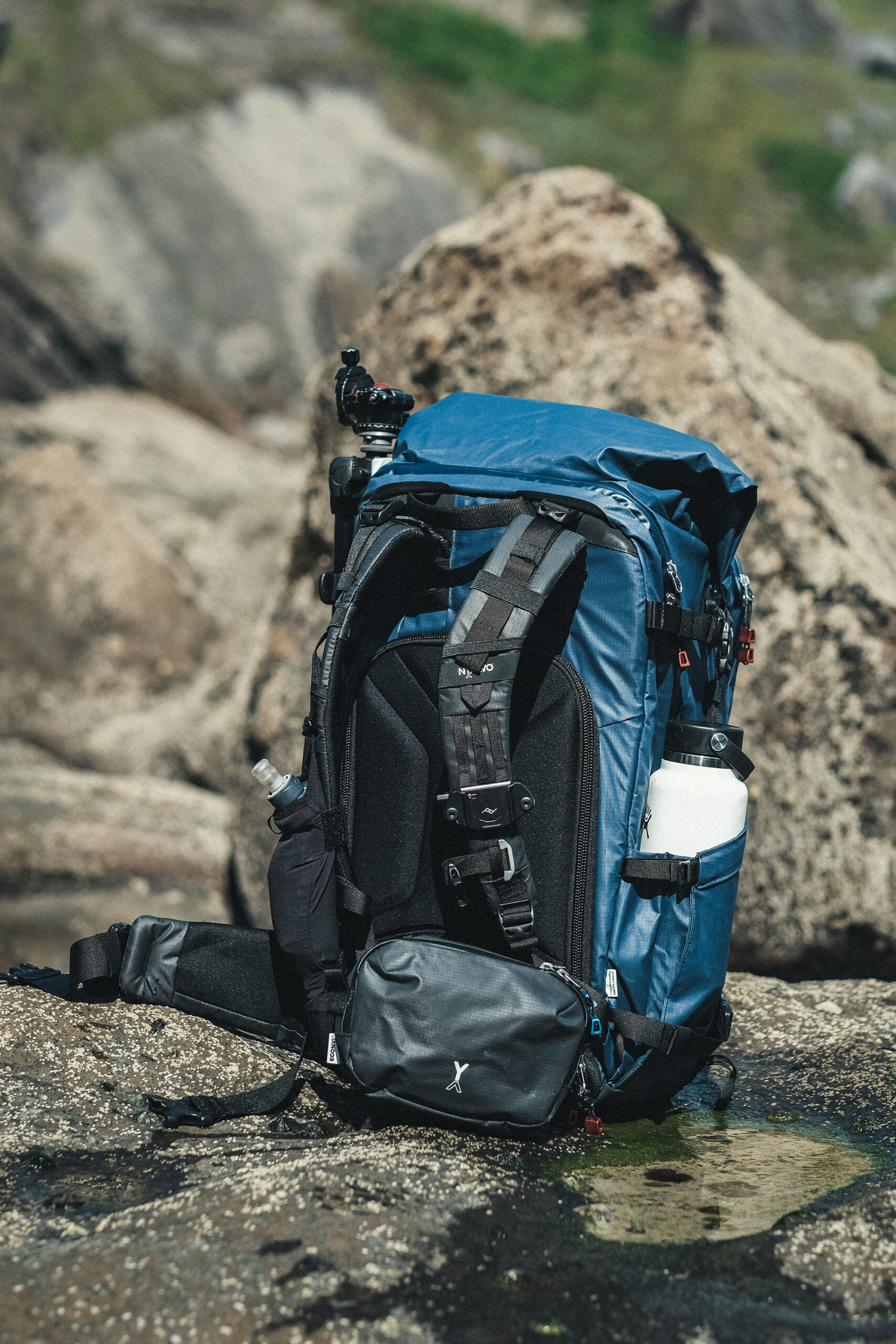 NYA-EVO Fjord 60-C Kamerataske blå ved sten