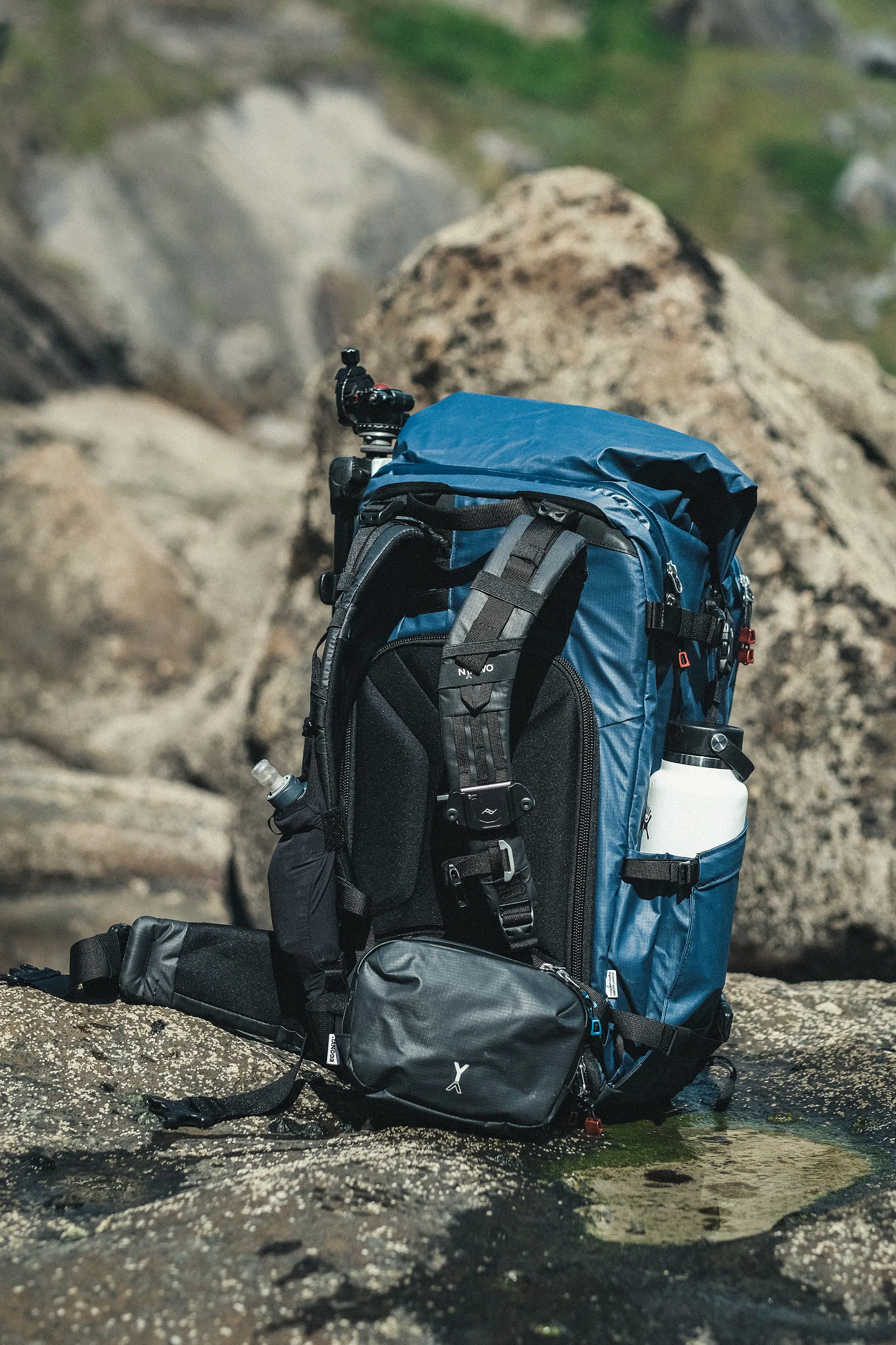 NYA-EVO Fjord 60-C Kamerataske blå ved sten