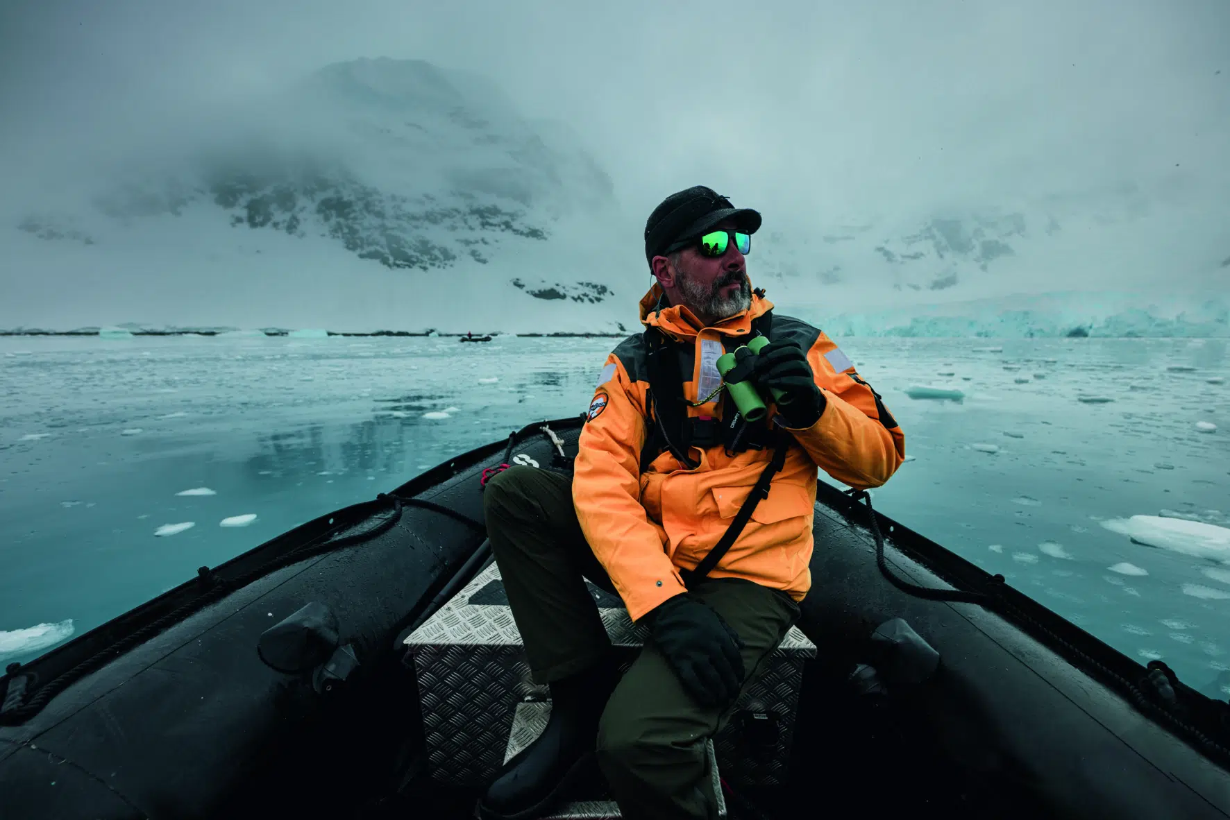 Swarovski CL companion 10x30 Mountain green Lifestyle 1